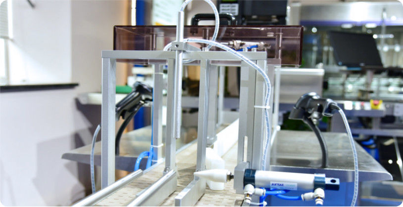 Variato range di riempimento Liquido chimico Riempitore Soluzioni personalizzate che migliorano l'efficienza nelle operazioni di imballaggio chimico