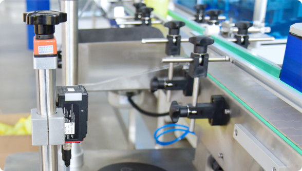 Dispensatore di liquidi a ugelli di riempimento multipli personalizzato progettato per l'integrazione senza soluzione di continuità in sistemi di produzione automatizzati