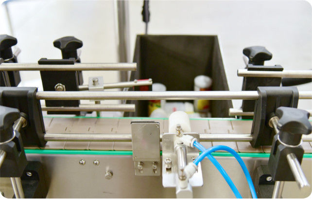 Volume di riempimento variabile Macchina chimica di riempimento liquido Opzioni personalizzate che offrono un'elevata precisione di riempimento per l'imballaggio liquido