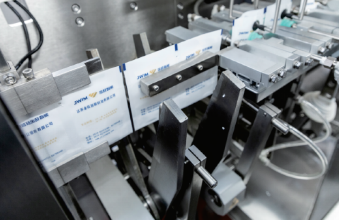 Macchina per il riempimento di liquidi a pistone che integra la formazione della busta, il riempimento, la sigillatura e il trasporto del prodotto finito in un unico sistema